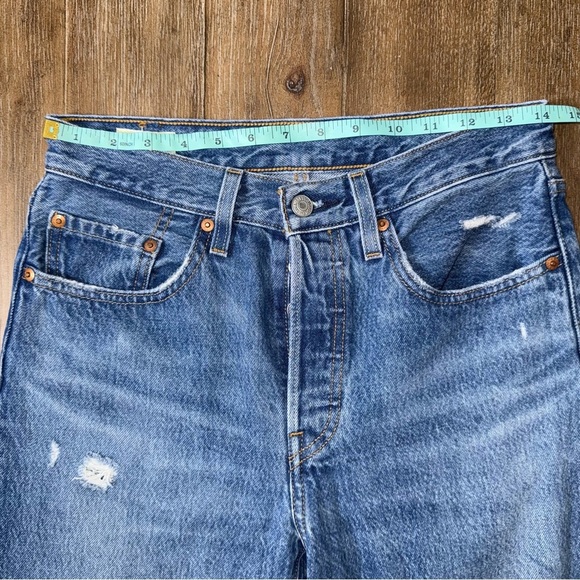 Levi’s 501 jeans Premium Women’s Medium Wash Distressed Tapered High Rise 90s - Picture 6 of 14